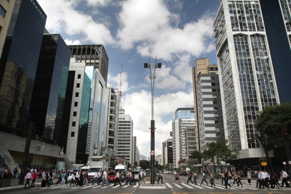 Paulista – São Paulo (SP) – 17.04.2013 – Geral – Avenida Paulista- Vista da Avenida Paulista no cruzamento com a Avenida Brigadeiro Luis Antonio. Foto: Jose Cordeiro/SPTuris